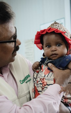 Concern’s Yemen Country Director Victor Moses meets and mother and her a child at a health clinic supported by Concern in one of the displacement camps in Yemen