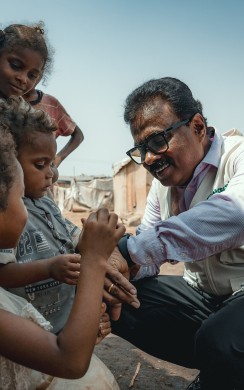 Concern’s Yemen Country Director Victor Moses chat to children in a displacement camp in Yemen