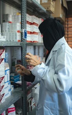 Pharmacist organising medicine in Concern-supported health clinic