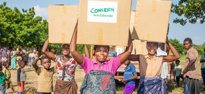Mother of 2, Belita Andrade (22) brings her Concern Emergency Supplies box home with her neighbours. Photo: Gavin Douglas/ Concern Worldwide.