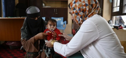 Saviyeh (23) with her son Yahya at the Concern health clinic. 