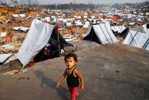 A Rohingya refugee child in a refugee camp
