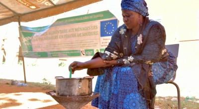 Concern's Harira Yagi gives a cooking demonstration to show households who will receive fortified flour in Tahoua how to make porridge.