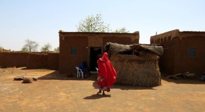 Nigerien woman walking away from the camera. 