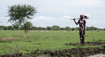 Farmer Nyabol Machar builds an embankment to protect her farmlands from oncoming floods in Unity State, South Sudan. (Photo: Jon Hozier-Byrne/Concern Worldwide)