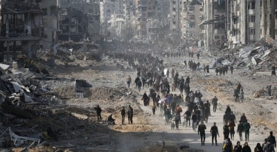 Displaced Palestinians start to return their houses past damaged buildings