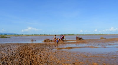 Families fetching water from Shebelle river in west imi. Shebelle river is the only water source available to the communities living in west imi. Photo:Eugene Ikua/Concern Worldwide