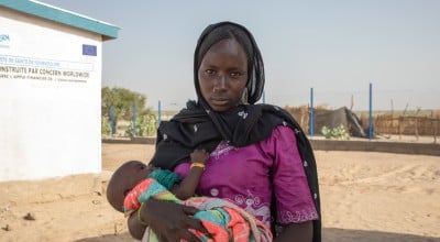 Fanta Kewbi (25) with her daughter Yakoura Ngay (8 months) at the Concern health post in Baga Sola, Western Chad. Photo: Eugene Ikua/Concern Worldwide