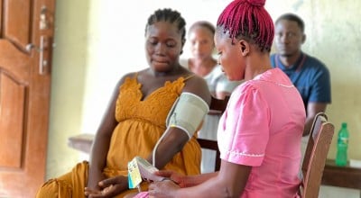 Trained health care worker uses CRADLE VSA to screen for hypertensive disorders during routine antenatal clinic at Levuma Community Health Centre, Kenema District. Photo: Elisabeth Bondu Conteh/Welbodi.