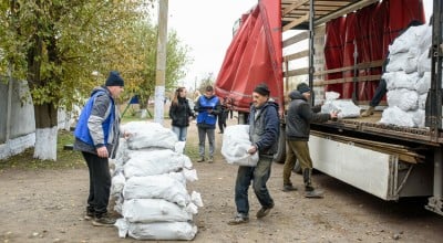 Concern Worldwide’s Ukrainian national partner ‘Angels of Salvation’ go door to door in Mykolaiv Oblast distributing winter fuel to vulnerable households.