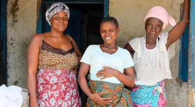 Pregnant mum Safinatu Kamara (22) with her aunt and grandmother at the family home in Mambolo. The health centre that Safinatu is attending for her pregnancy is supported by Concern. Photo: Darren Vaughan/Concern Worldwide