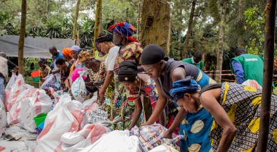 Participants in the SAFER programme collect household and hygiene kits from Concern at the Kirotshe distribution site. Photo: Concern Worldwide