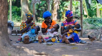Ramatu Bangura, Fatmata Kamara and Fatmata A. Kamu. The women are feeding their babies nutritious meals that they have learnt to prepare as part of the Yoti Yoti project in Rogbessoh community, Sierra Leone. Photo: Eugene Ikua/Concern Worldwide.