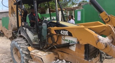 A digger used to re-open roads in La Gonave, Haiti. Credit: Kristin Myers/Concern Worldwide.
