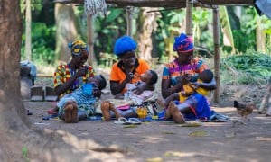 Ramatu Bangura, Fatmata Kamara and Fatmata A. Kamu. The women are feeding their babies nutritious meals that they have learnt to prepare as part of the Yoti Yoti project in Rogbessoh community, Sierra Leone. Photo: Eugene Ikua/Concern Worldwide.