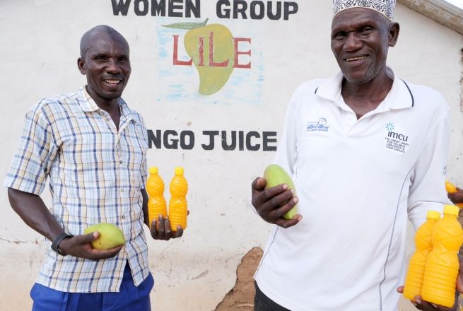 Hassan Maro Said and Omar Maembe grow mangoes in Kumbi Village and Elimika Women's Group in Tana River County, Kenya produce mango juice. Photo: Eugene Ikua/Concern Worldwide