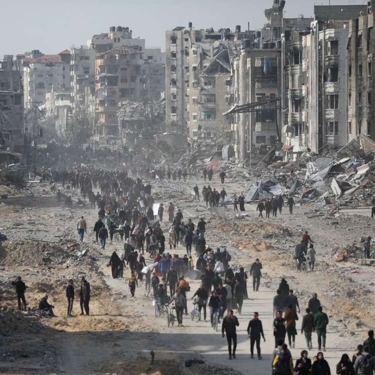 Displaced Palestinians start to return their houses past damaged buildings